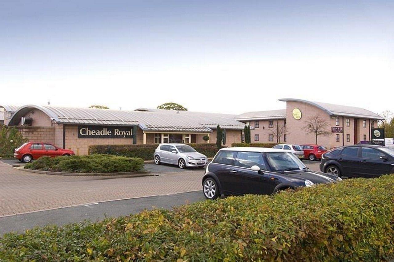 Premier Inn Manchester ชีเดิล ภายนอก รูปภาพ